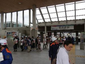 写真01：東岡崎駅南口広場へ誘導されて来る参加者の皆様